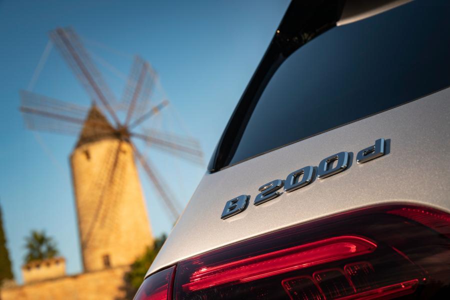 Логотип Mercedes-Benz B200 d AMG Line (W247) 2019 года  (фото 32 из 61)